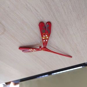 Dragonflies with beautiful motifs decorate the ceiling